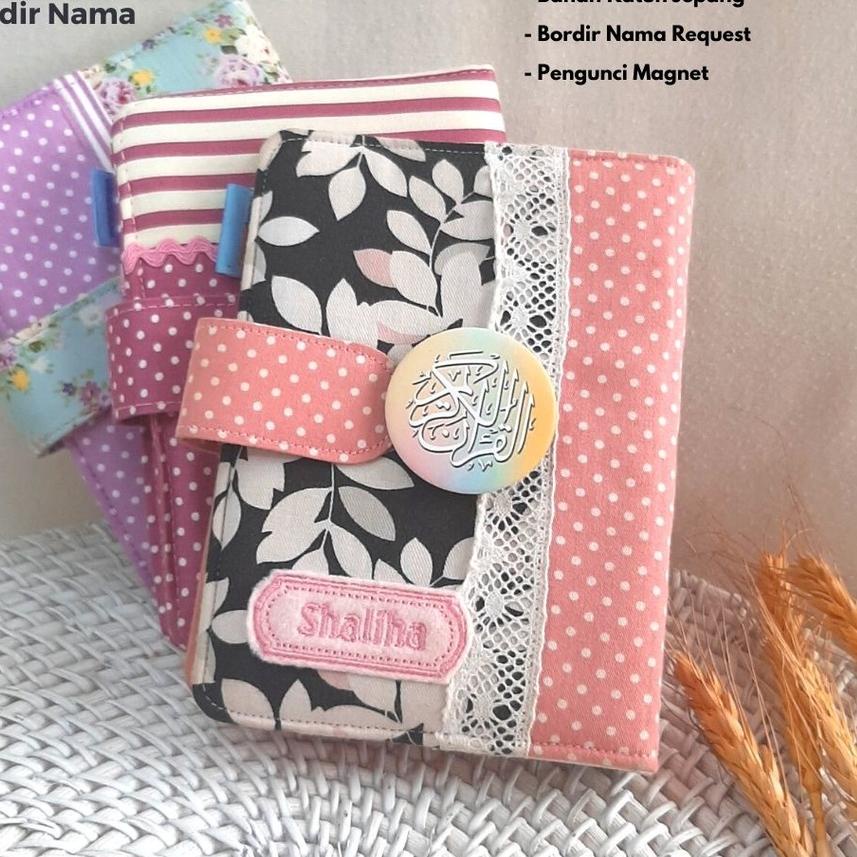 

➵ SAMPUL AL QURAN A6 KAIN KATUN BORDIR NAMA SAMPUL MOTIF / KATALOG A6 SPL ♔