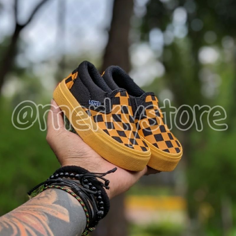 Sepatu anak anak laki slipon catur kuning hitam