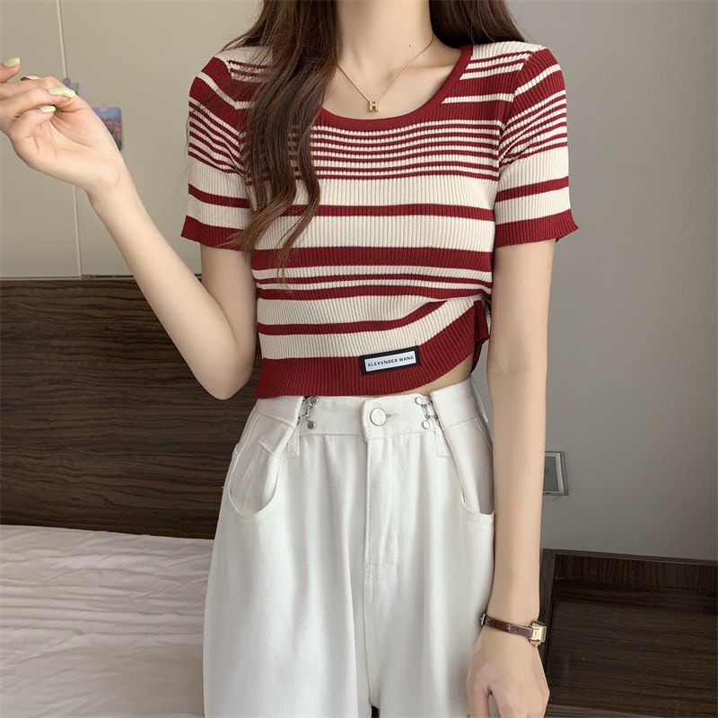 Red Bergaris Lengan Pendek T-shirt Musim Panas Wanita Rasa Desain Niche Bahu Depan Rajutan T-shirt Gadis Panas Kartu Pendek Pinggang Kecil atasan Kemeja