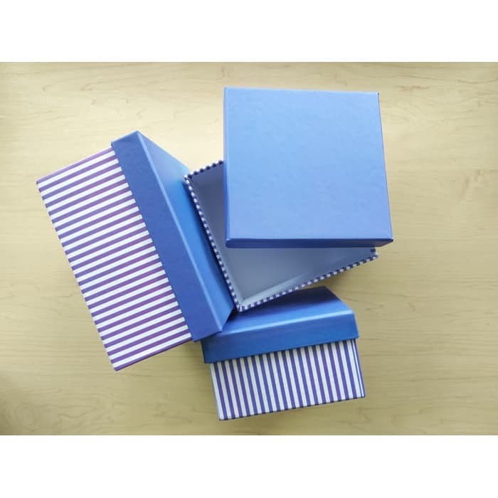 

Terlaris Kotak Kado / Kotak Hadiah / Gift Box Jumbo Type B Garis Ungu