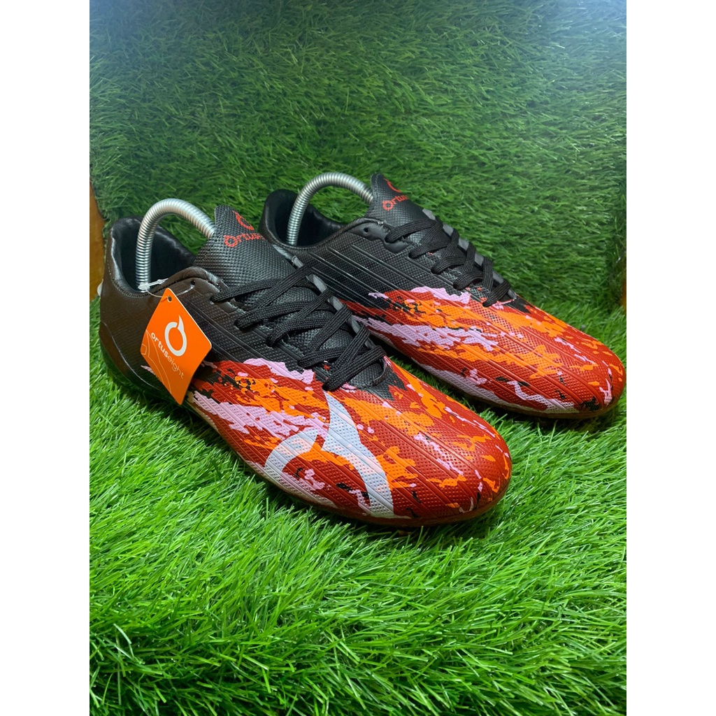 Sepatu bola OrtusEight CATALYST CHIMERA hitamoren