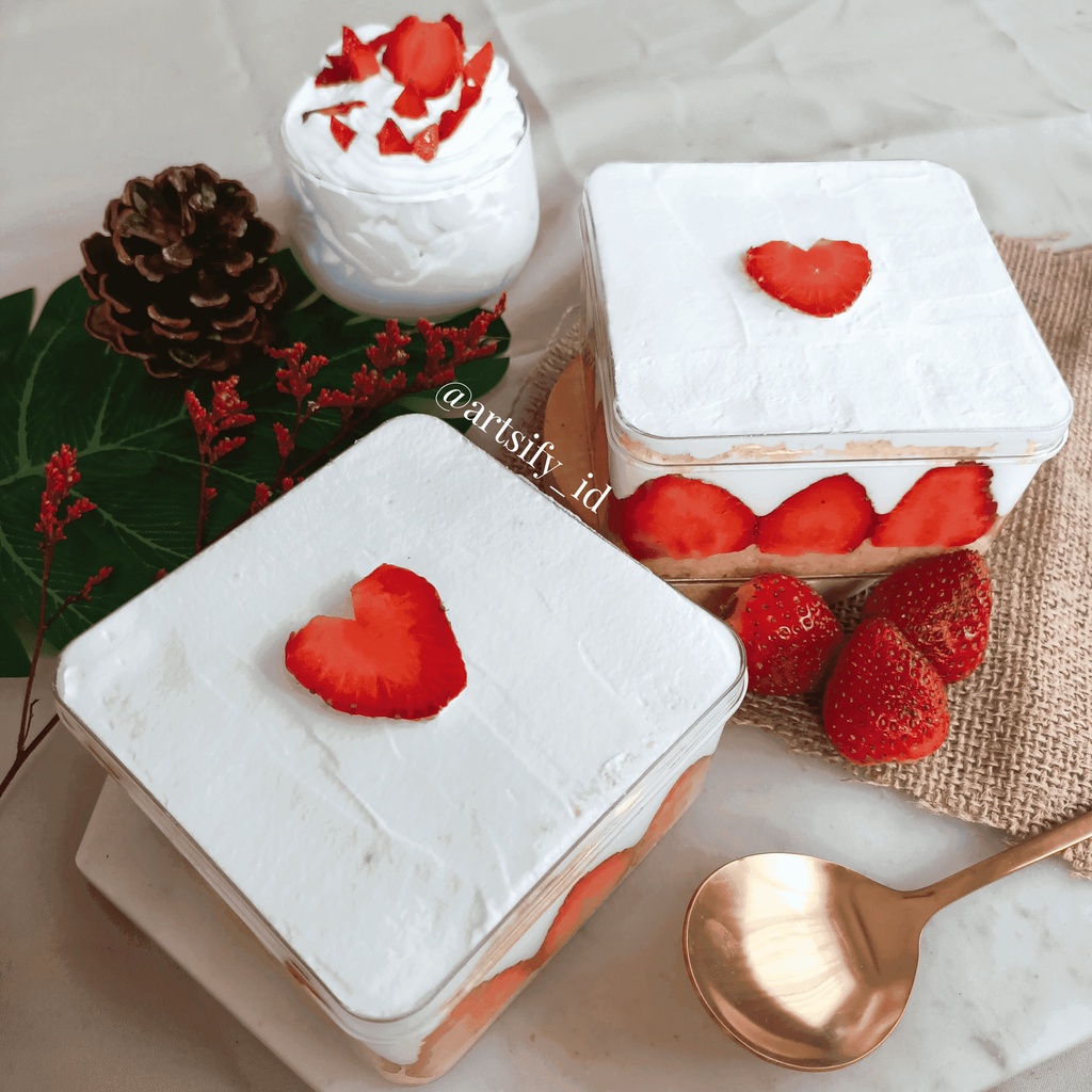 

Korean Strawberry Tiramisu Dessert Box Murah Premium