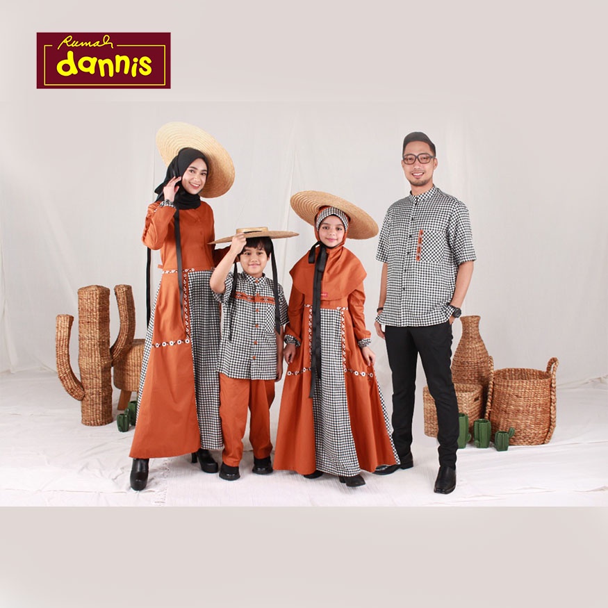 SARIMBIT FAMILY D' SAVANA BY DANNIS