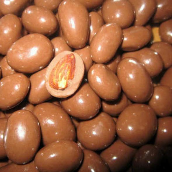 

۩ 500 gram coklat isi almond / choco almonds ♥