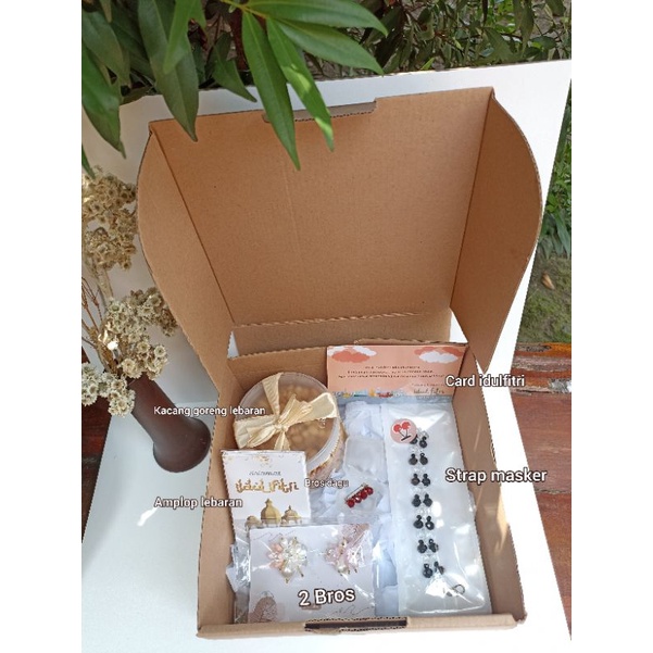 

Hampers lebaran| Parsel lebaran| Hampers aksesoris lucu simple anti mainstrea