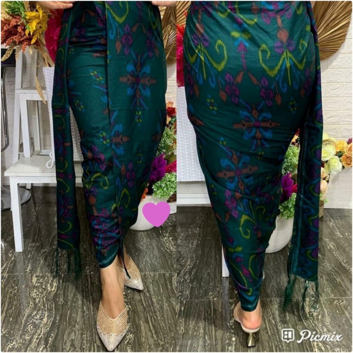 Pakaian Adat Bali Kamen lilit Kain Endek Khas Bali