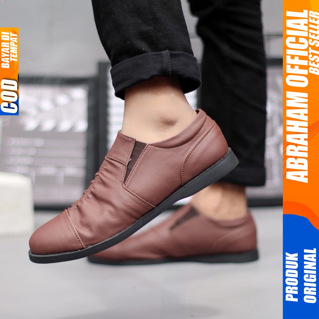 Sepatu Slip on Pria Santai Casual Formal Kulit Syntetic Kerja Kantor Kuliah Kondangan Hitam Keren Terbaru