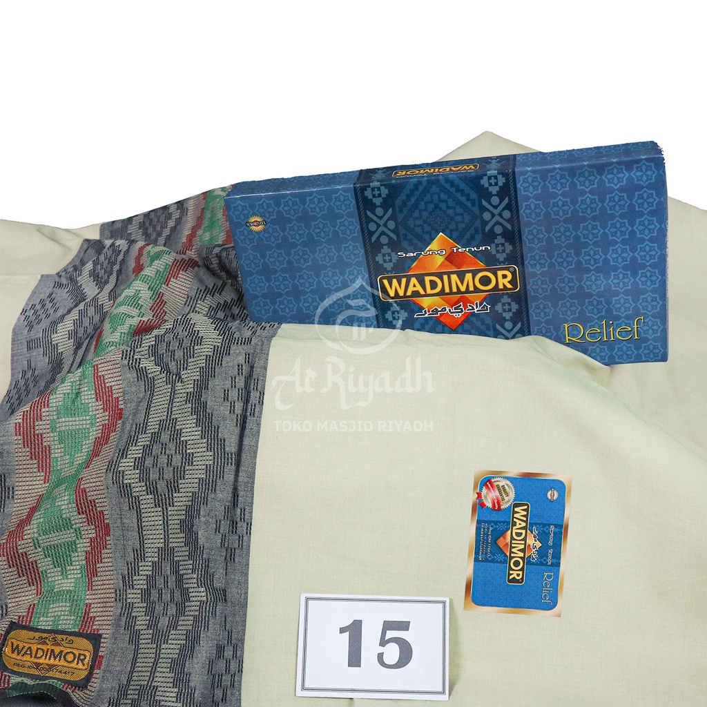 Sarung Wadimor Motif Relief Polos Tumpal