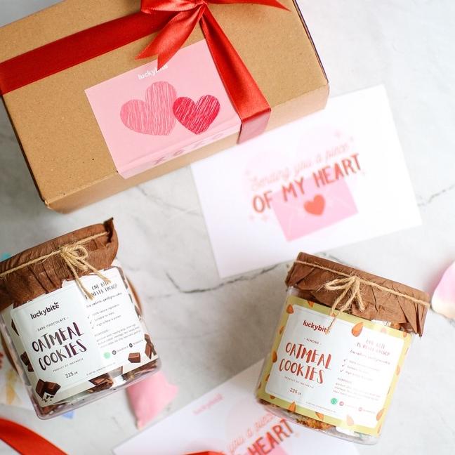 

✷ Valentine Hampers / Hampers Valentine / Kado Valentine / Valentine's Gift - Oatmeal Cookies 2 Jar + FREE Greeting Card + Pita ☝