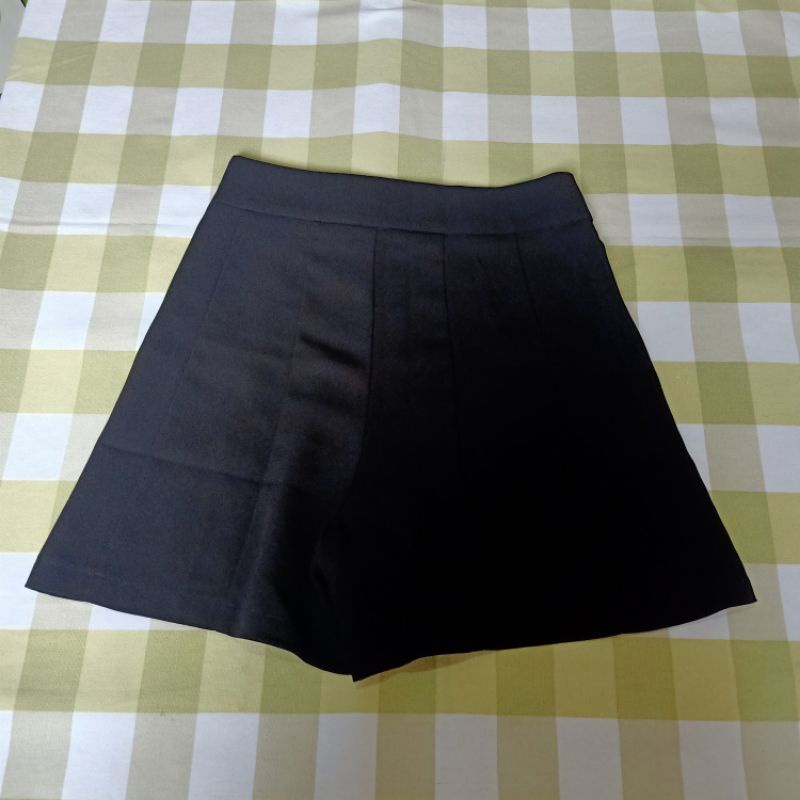 PRELOVED CELANA HITAM IORA