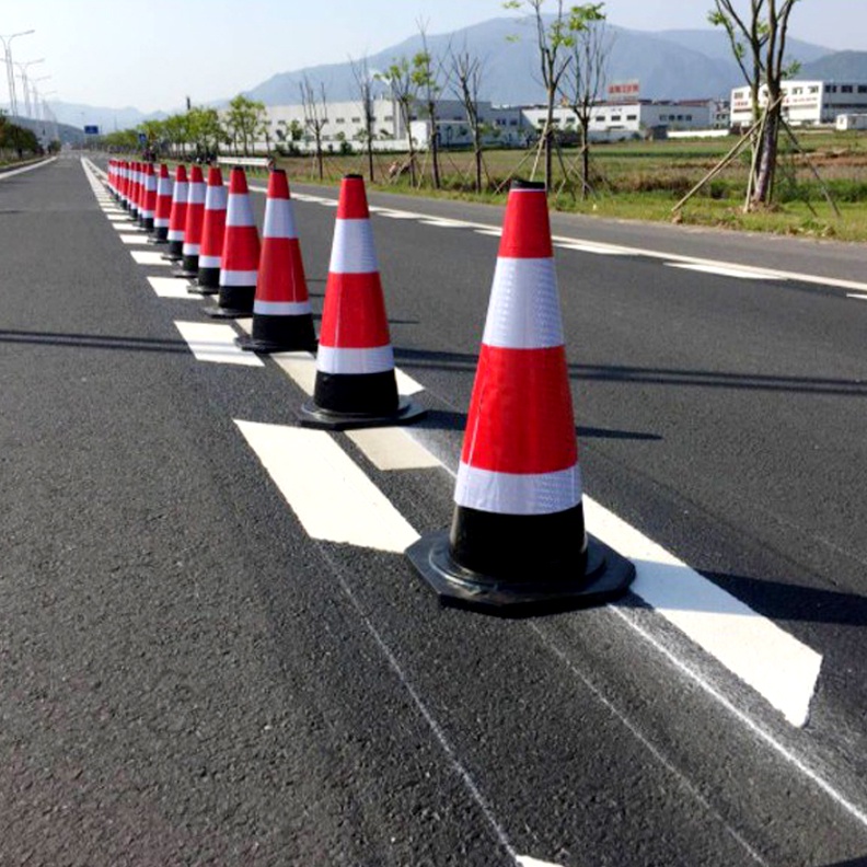 TRAFFIC CONE RUBBER 60 CM KERUCUT LALU LINTAS PEMBATAS JALAN SAFETY RUBBER HITAM COD