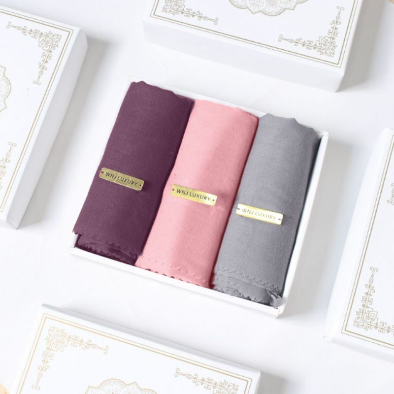 VOAL HAMPERS LEBARAN WNJ LUXURY JILBAB SEGIEMPAT ULTRAFINE 110x110 cm PACKAGING BOX WANOJA HIJAB