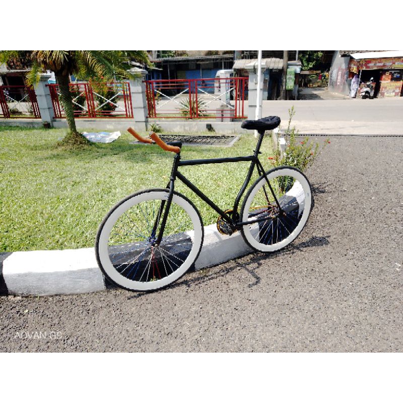 Sepeda fixie warna hitam torpedo