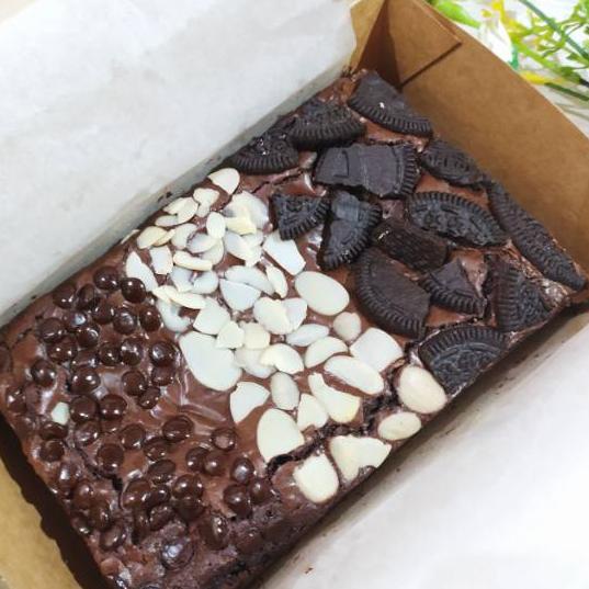 

❉ Brownies Bella Brownies Panggang Premium MELTED Almond Oreo Chips II HAMPERS LEBARAN 2022 ℗