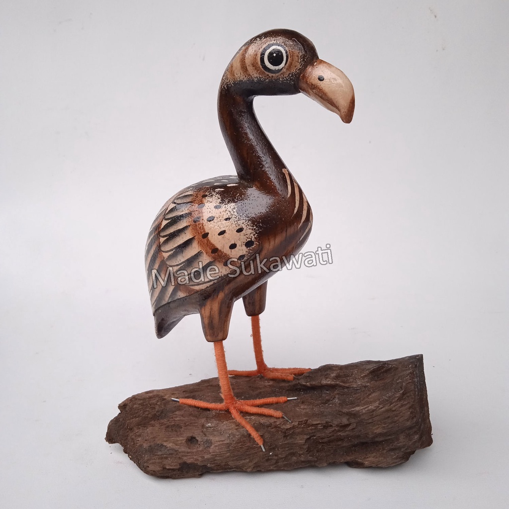 Kerajinan patung Burung Flamingo tatakan kayu handmade ukiran bali