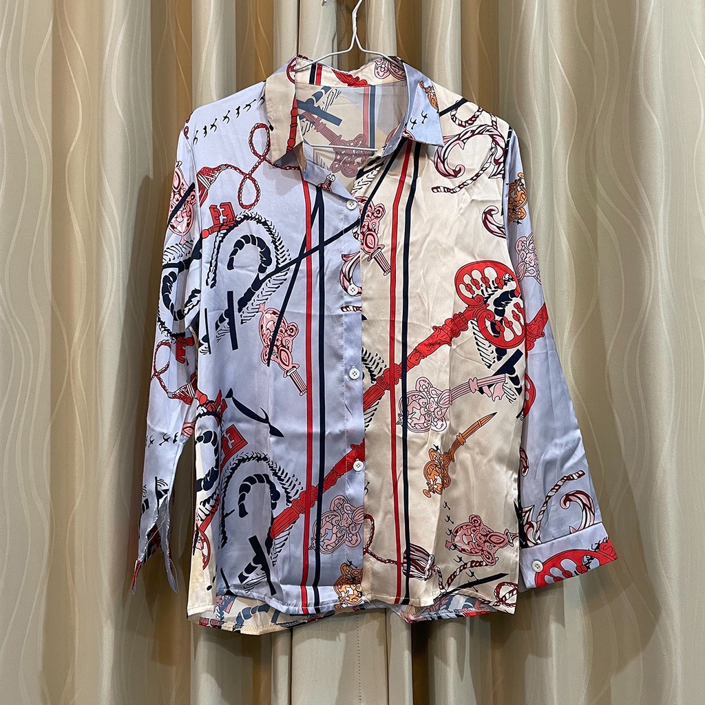 Kemeja Wanita Lengan Panjang Bahan Satin Motif Versace Krem Biru