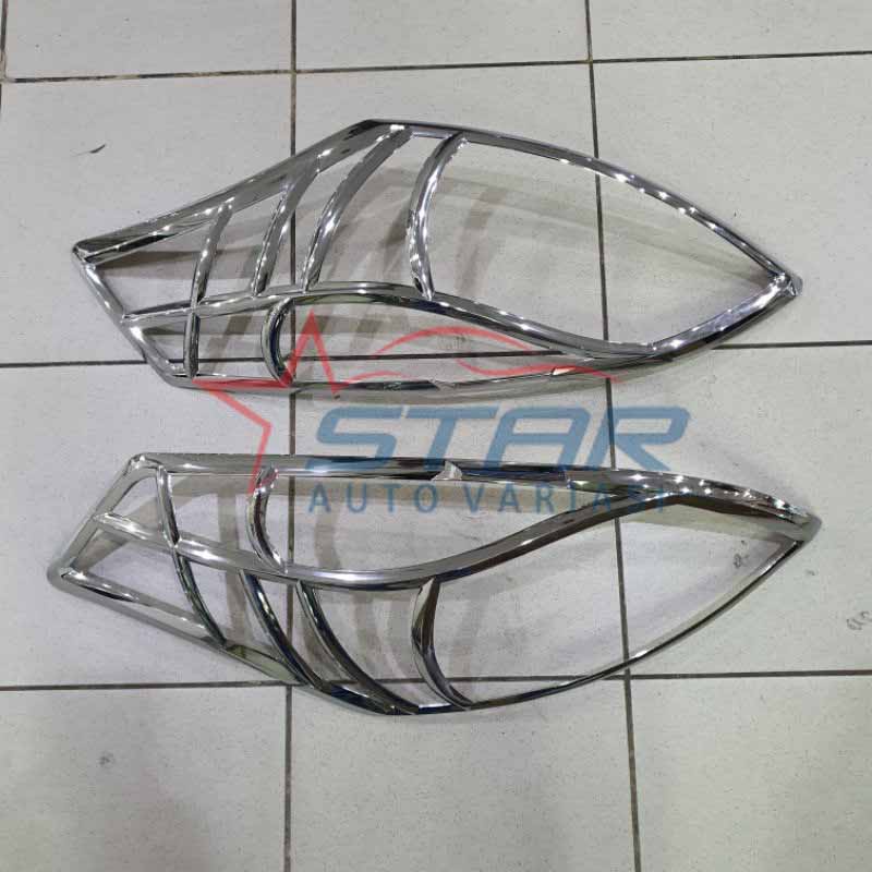 Garnish lampu chrome lampu depan Ertiga 2013-2017.