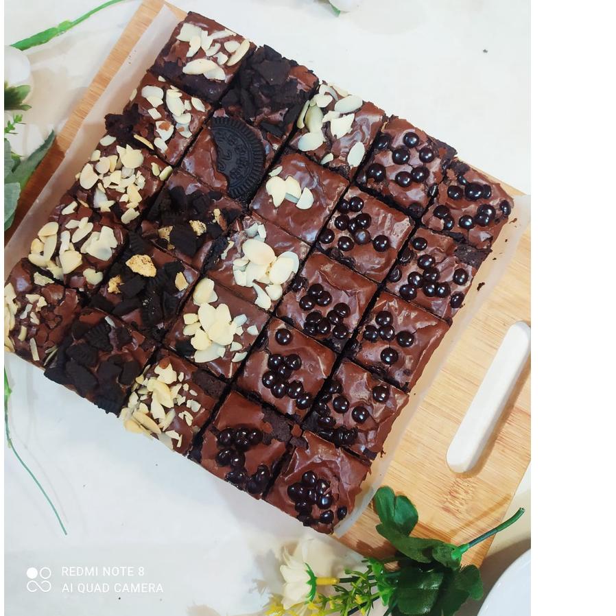 

♪ Brownies Bella Brownies FUDGY Panggang Sekat Premium topping Chocochips Almond Oreo II HAMPERS LEBARAN 2022 ♗