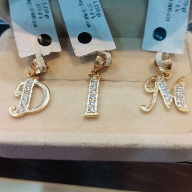 Liontin huruf emas Jakarta kadar 375%