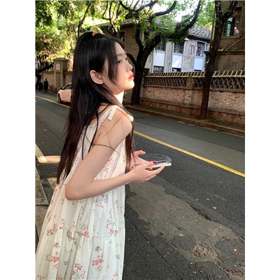 Red Angin sepoi-sepoi dan rok bermotif bunga manis pinggang wanita rok suspender ramping desain musim panas masuk akal gaun mid-length ceruk