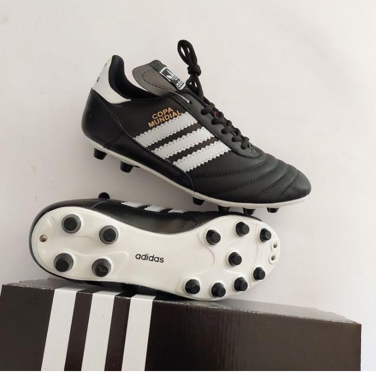 TREN TERBARU Sepatu bola kulit Adidas.