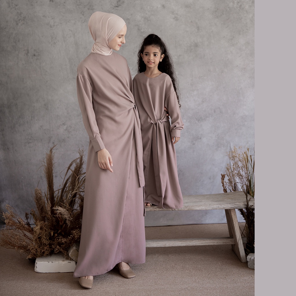 Shanjana Kids by Aska Label - Dress anak gamis anak Muslim bahan crepe lengan panjang warna beige, abu