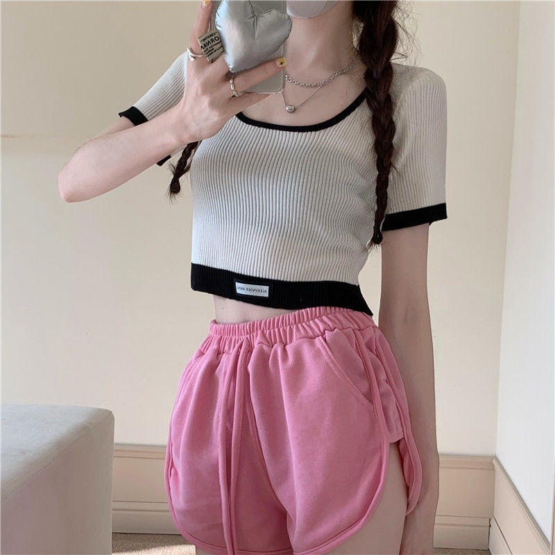 Red Bergaris Lengan Pendek T-shirt Musim Panas Wanita Rasa Desain Niche Bahu Depan Rajutan T-shirt Gadis Panas Kartu Pendek Pinggang Kecil atasan Kemeja