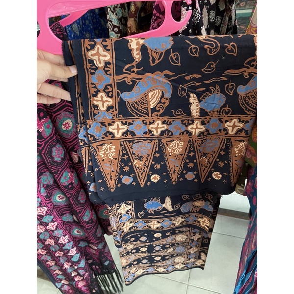 Tengkuluk ronce dan kain sarung