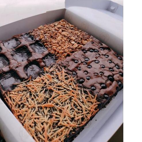 

♣ Big Size - Four Topings Fudgy Brownies ✼