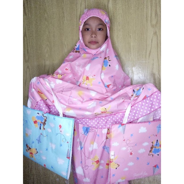 MUKENAH ANAK  WINNE THE POOH DAN KUCING FREE SAJADAH TAS (1set)2-11THN
