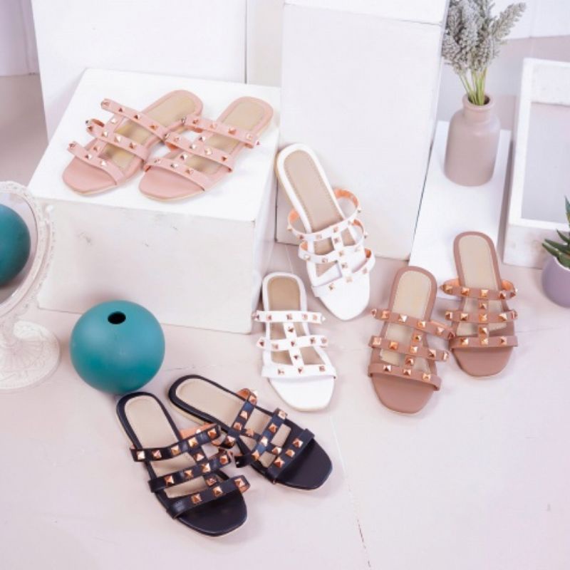 SANDAL SELOP WANITA STUDDED