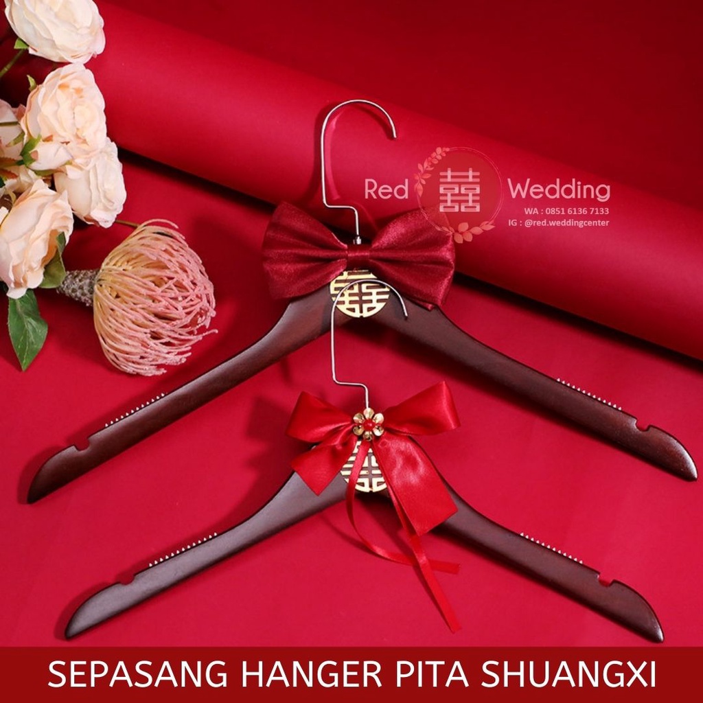 Hanger Kayu Gantungan Baju Wedding Sangjit Merah Motif Pita Shuang Xi