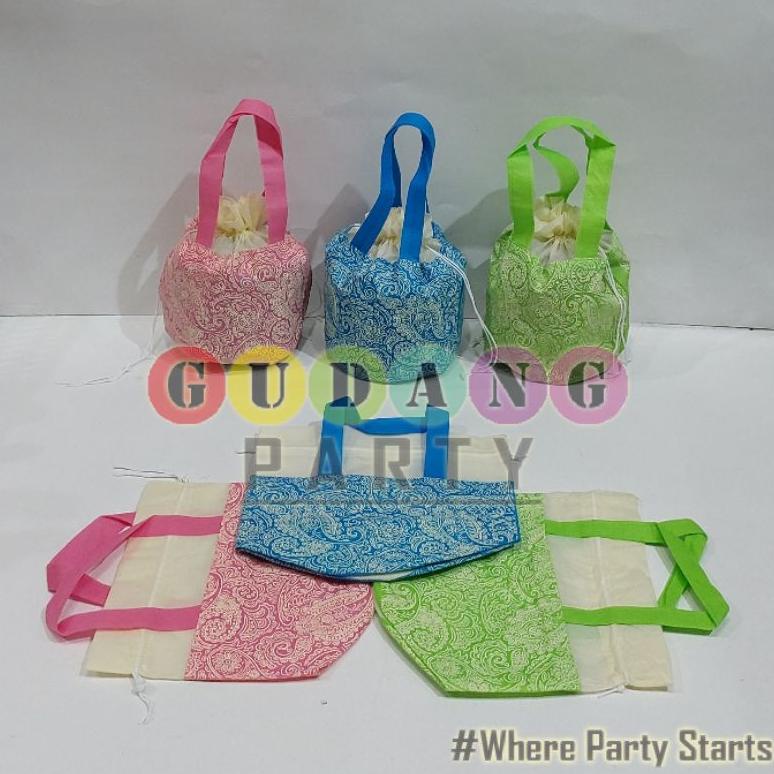 

SPUNBOND SERUT 2 TOPLES/SPUNBOND TOPLES/TAS BINGKISAN/GOODY BAG/TAS NASTAR/TAS SERUT LEBARAN/TAS HAMPERS KUE .