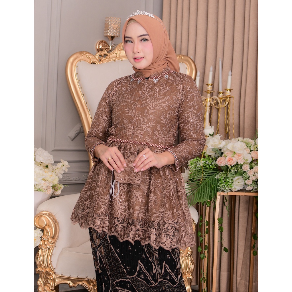 Vanriz Kebaya-Kebaya Tile Spider Lutfi Buat Wisuda