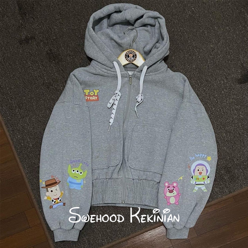 TOY STORY CROP KERUT HDZIP PREMIUM Sweater Hoodie Crewneck Zipper Fashion Outfit sweatshirt Ootd Baju Atasan Wanita Kekinian Oversize Sweeter Korean Style Switer Cewek Remaja Sweter Baju Atasan Bahan Fleece Tebal LD 110 PB 55