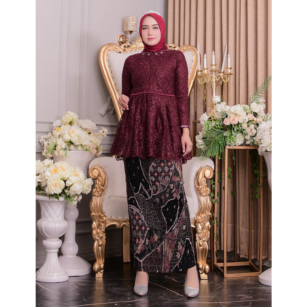 Vanriz Kebaya-Kebaya Tile Spider Lutfi Buat Wisuda