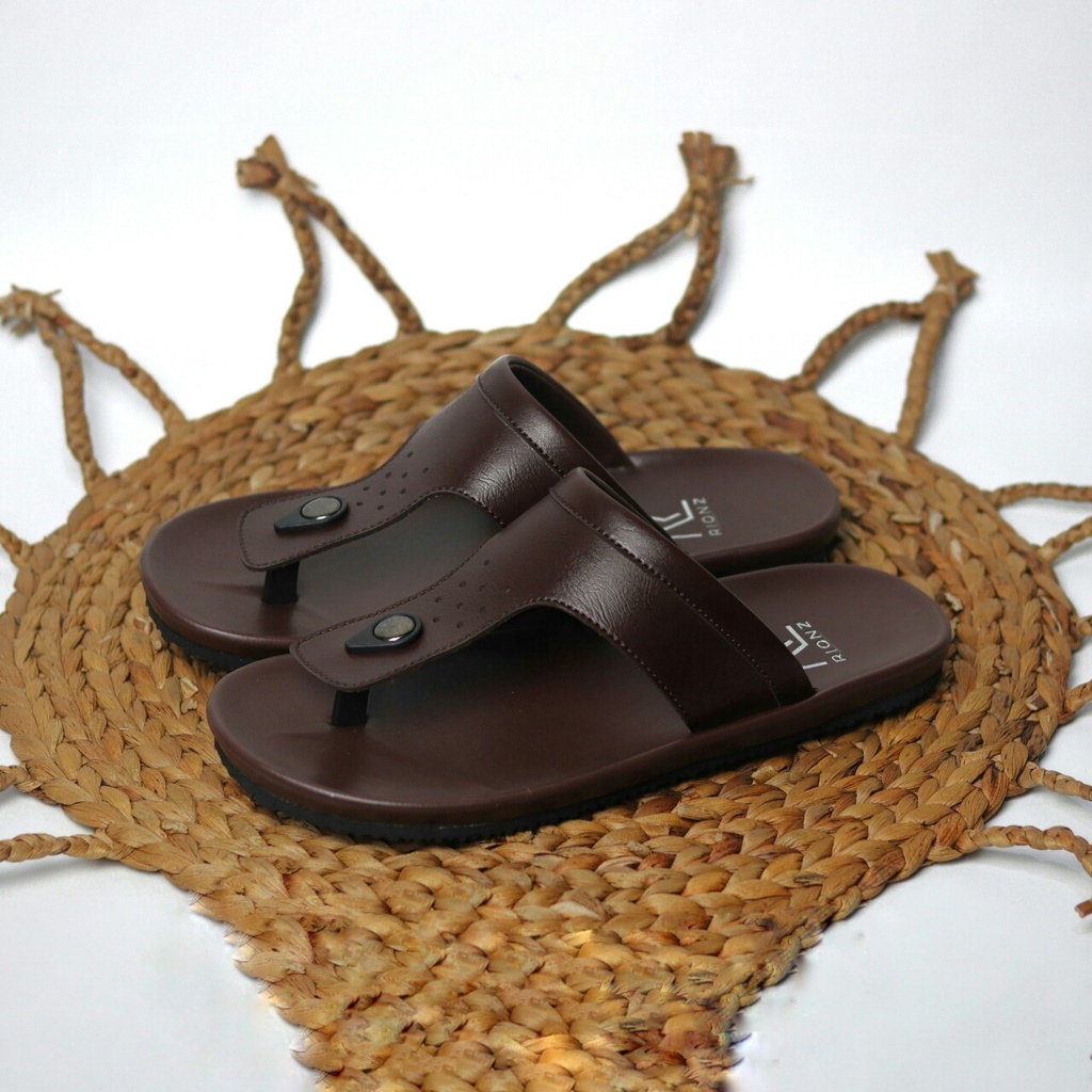 RIONZ ROBERTO - Sandal Pria Jepit Kulit PU Hitam Coklat  Gaya Kekinian Murah - Sandal Casual Pria Cowok Flip Flop Original Terbaru