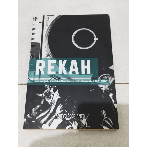 Buku REKAH rekam jejak subkultur indie di Indonesia 1994-2003