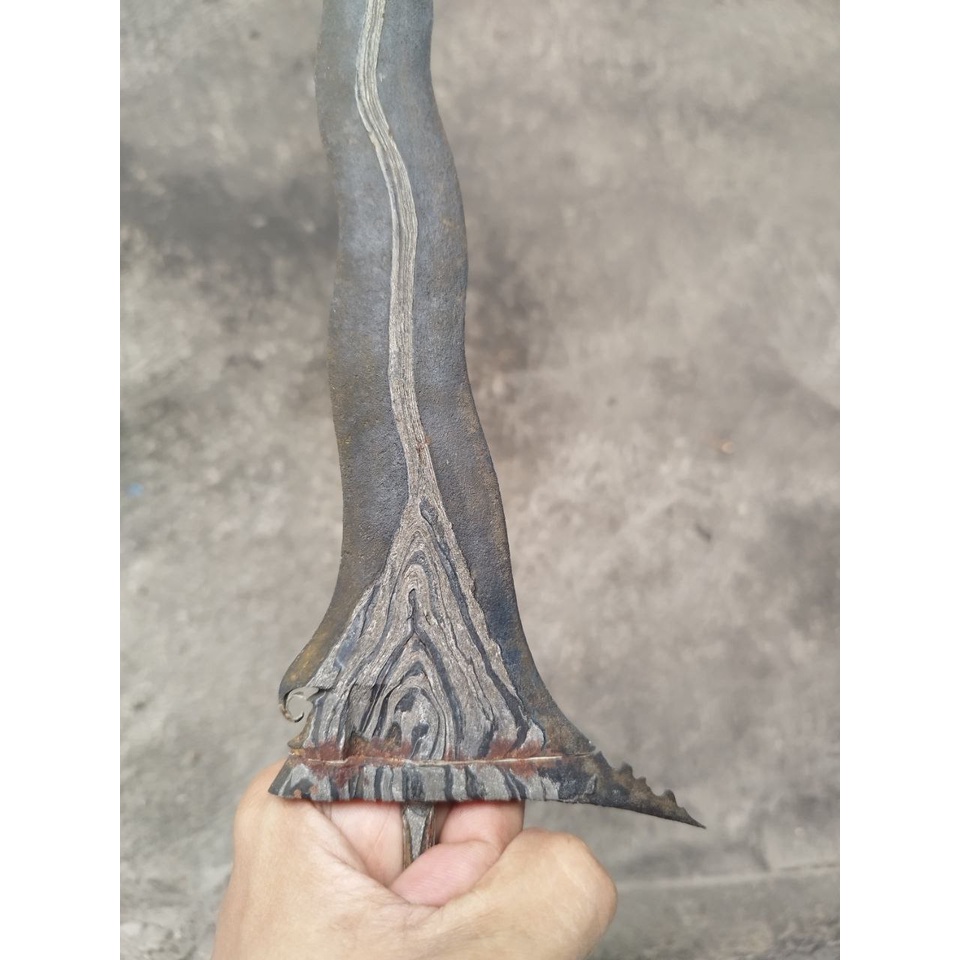 Keris luk 13 sengkelat pancuran emas