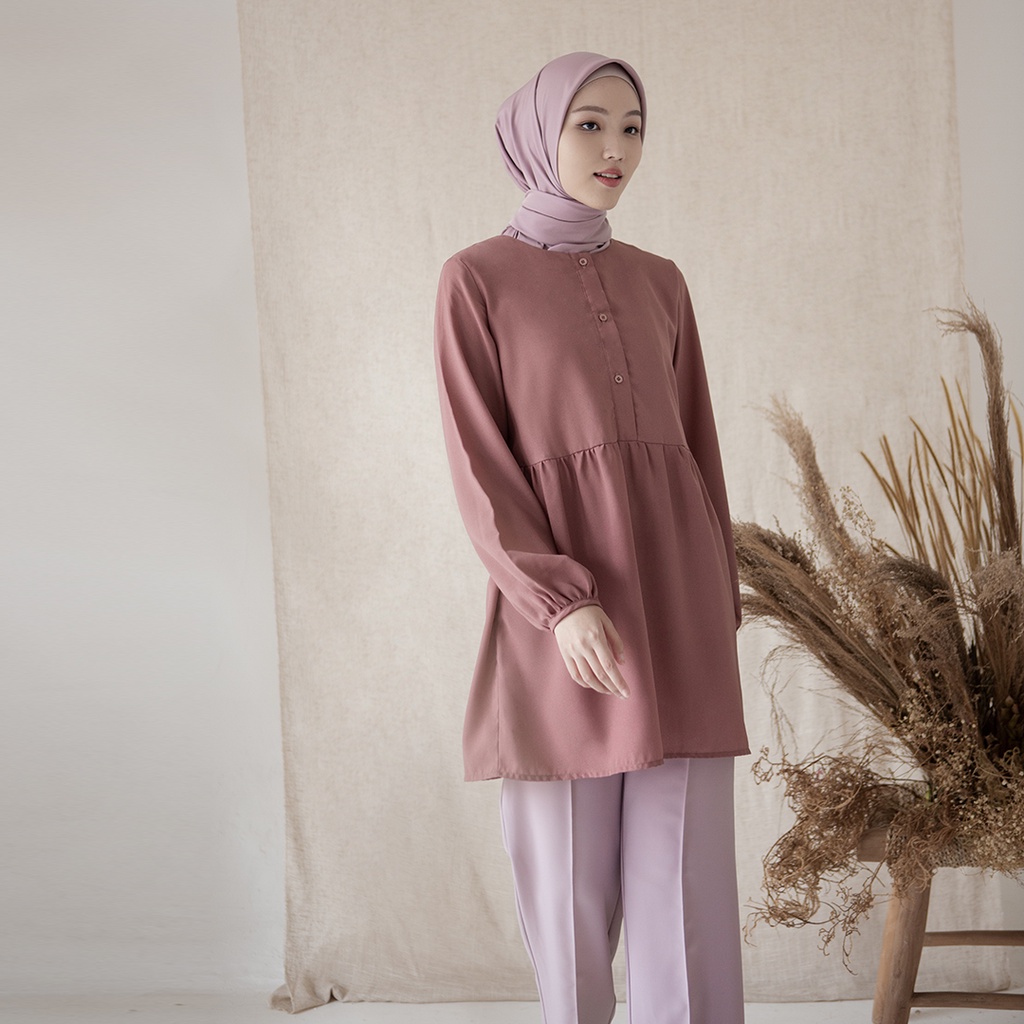 Naura by Aska Label - Atasan basic wanita blouse warna putih offwhite, biru navy, ungu lilac, abu taupe, dusty pink raspberry dengan tangan kerut dan kancing depan busui friendly