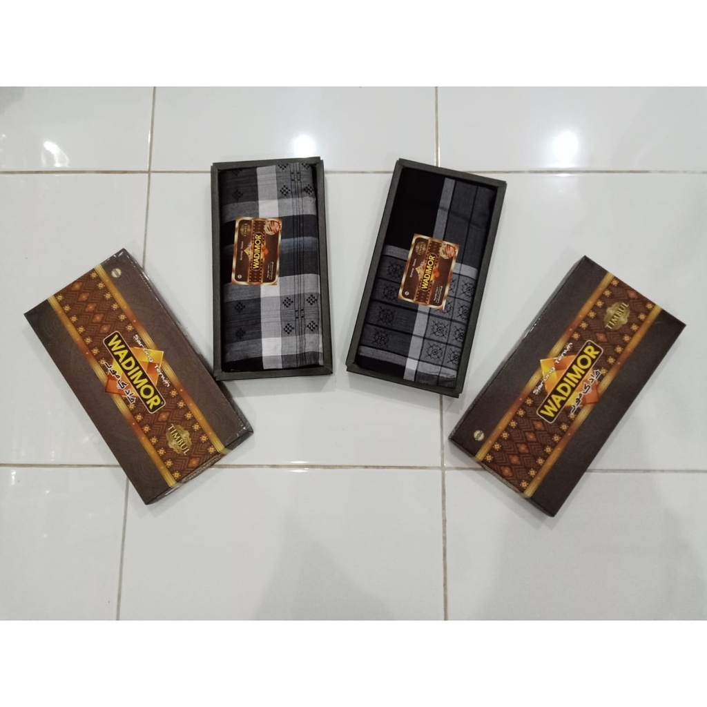 Sarung Motif Hitam Putih Tenun Timbul Original Wadimor