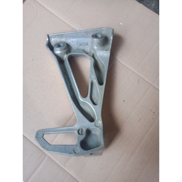 butsep belakang motor revo absolut sebelah kiri bekas copotan motor Honda original seken