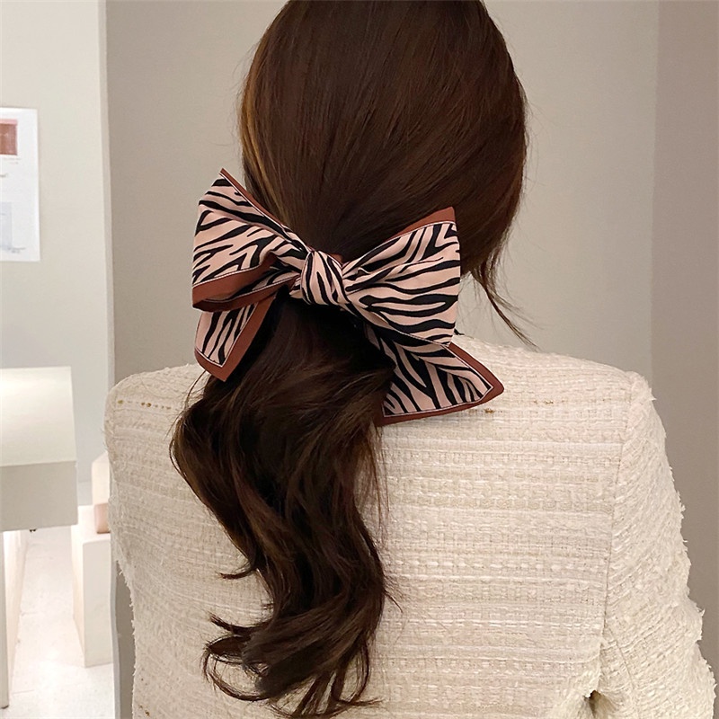 Syal Sutra Serba Cocok Yang Diikat Dengan Pita Rambut, Kotak Hadiah, Syal Sutra, Tas Yang Diikat Dengan Aksesoris Syal Sutra Hadiah Tangan Pita Rambut hair Accessories Scrunchie