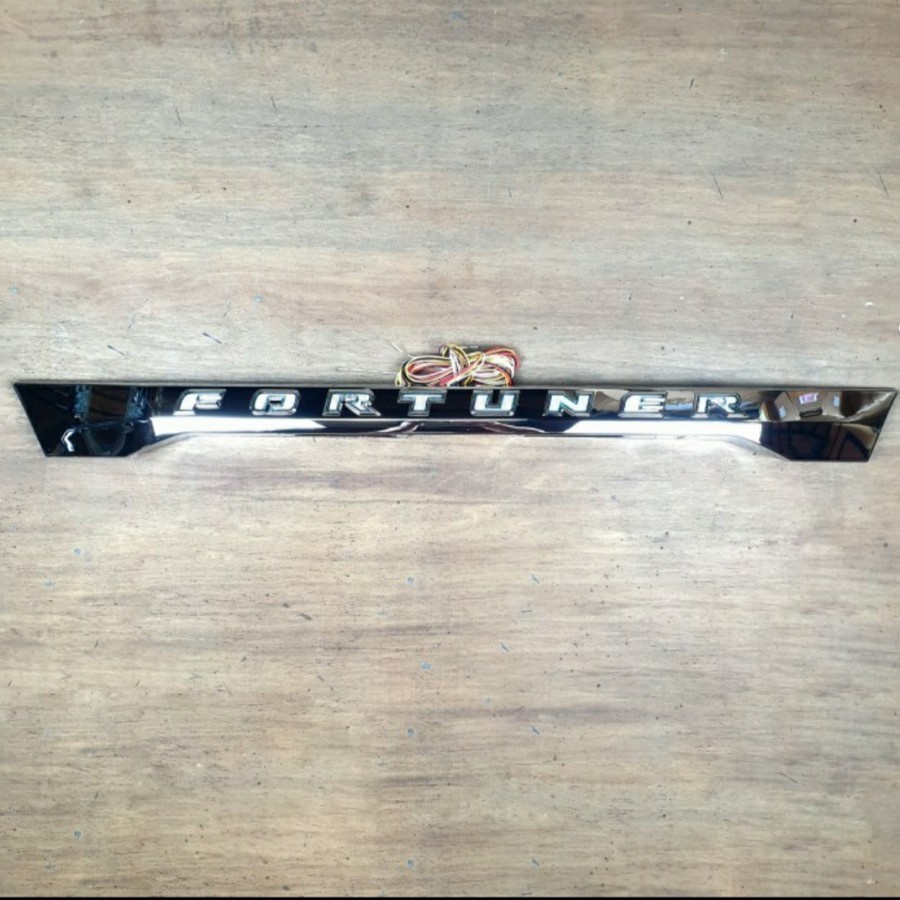 TRUNKLID TRUNK LID LIS BAGASI LAMPU LED MOBIL GRAND FORTUNER