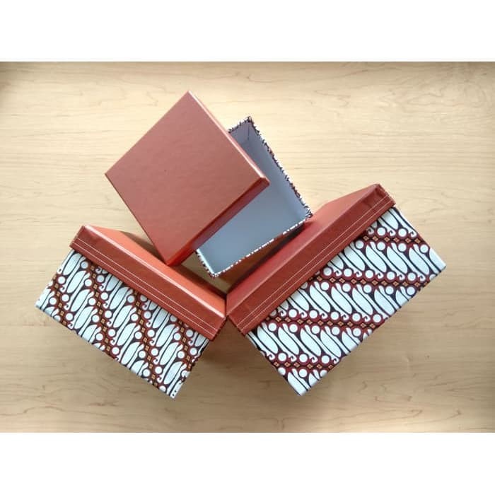 

Terlaris Kotak Kado / Kotak Hadiah / Gift Box Jumbo Type A Batik