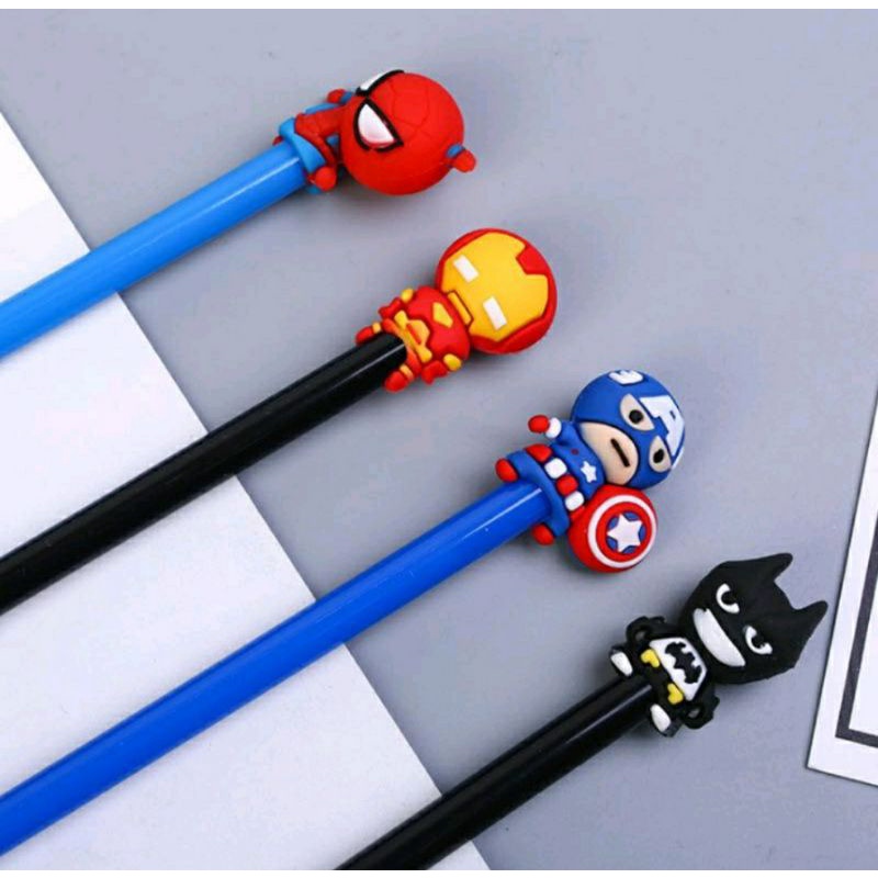 

Pulpen Gel Karakter Marvel Super Hero / Spiderman/ Iron man/ Batman/ Captain Amerika/ Avengers
