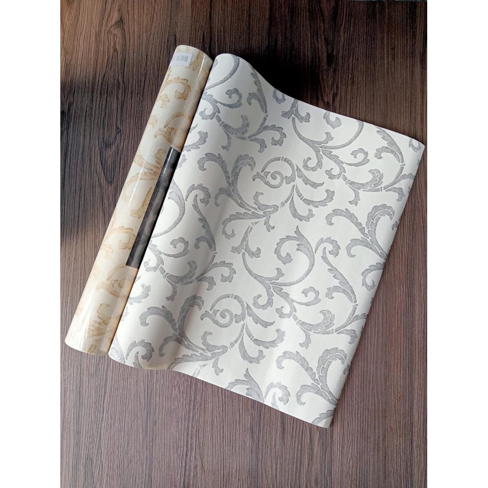 Wallpaper dinding motif batik ruang tamu