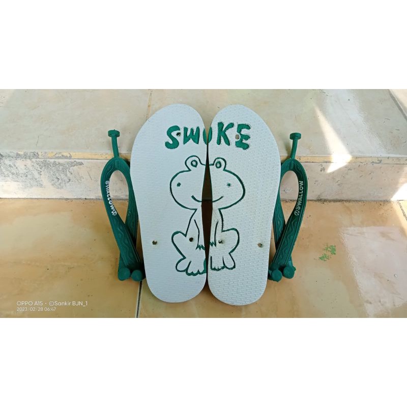 Sandal ukir swallow motif Swike