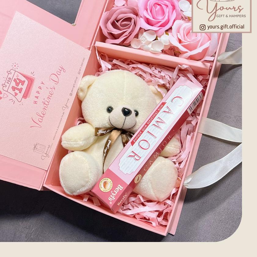 

☛ hadiah coklat valentine hampers kado gift coklat valentine wisuda ۞