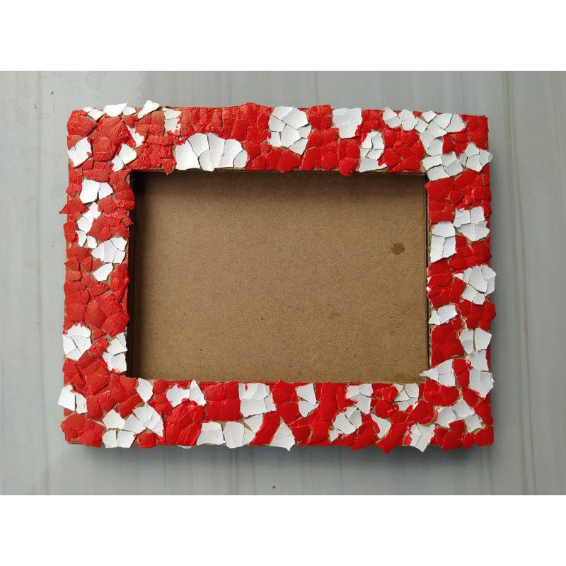 PIGURA DENGAN HIASAN KULIT TELUR WARNA MERAH PUTIH